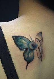 Dos de tatouage de petit papillon plein de vigueur