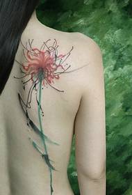 långt hårflickans vackra tatueringsmönster för ryggblommor