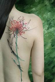 modeli i bukur i tatuazheve të luleve të pasme të vajzave me flokë të gjatë