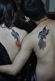 Pareja detrás de Phoenix Totem Tattoo