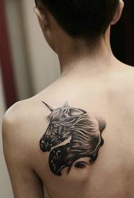 uomo indietro un modello di tatuaggio unicorno