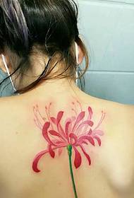 ragazza non-mainstream bellissimo modello di tatuaggio floreale