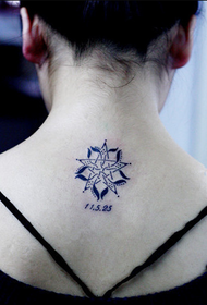 flicka tillbaka blå femstjärniga mans tatuering