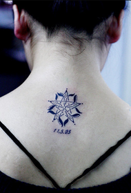 ragazza con tatuaggio blu a cinque stelle mans