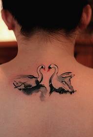 簡單而美麗的天鵝紋身圖案在女孩的背上