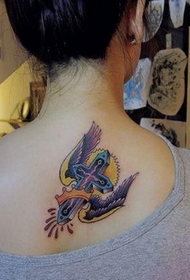 djevojka natrag dobro izgleda križ s krilima tetovaža slika