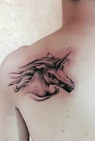 задниот дел на тетоважата на тетоважата со глава на коњ