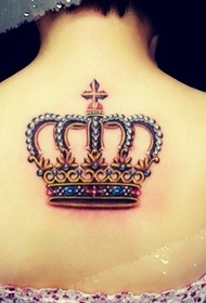 kvindelig ryg smuk farvet krone tatovering
