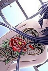 Ọmọbinrin Anime irun gigun lori ẹhin ejo ati eeya tatuu peony