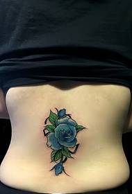 patrón de tatuaje de rosa azul halagador sexy debajo de la columna vertebral