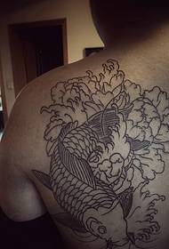 férfi hátsó egyszerű vonal tintahal tetoválás kép