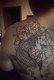 foto di tatuaggio di calamari di linea semplice sul retro degli uomini