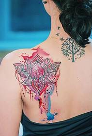 adatto per l'immagine del tatuaggio del loto posteriore della bella ragazza