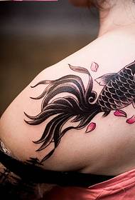 apẹrẹ tatuu ti o lẹwa squid lori ẹhin