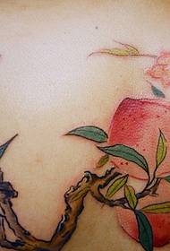 სპეციალური მაცდური უკან ატმის tattoo სურათი