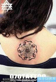 gražus estetinis totemo gėlių tatuiruotės modelis