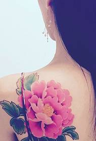 bellissimo tatuaggio sulla schiena con peonia