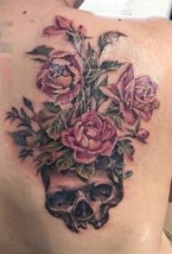 pojkar på ryggen Målade vackra rosor och tatueringsbilder