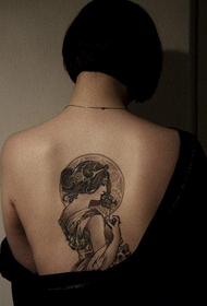 imagen femenina del tatuaje trasero