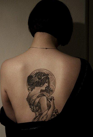 foto di tatuaggio posteriore femminile