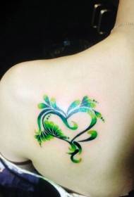 leđa kreativni uzorak tetovaže srca zelenog morskog vala