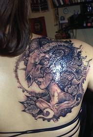Tatuaggio totem con schiena e drago in combinazione con la bellezza