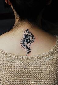 selkäkaula lotus totem persoonallisuuden tatuointi