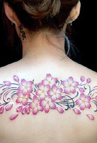 женски гръб боядисан модел на татуировка на черешов цвят