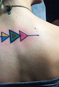 totem di tatuaggio geometrico posteriore della ragazza