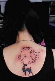 vėją primenanti moteris turi tauriųjų elnių tatuiruotės nuotrauką
