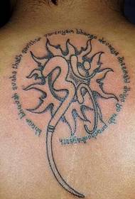Geulis sareng tattoo Sanskrit éndah dina tonggong