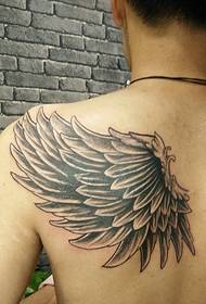 Pánsky chrbát z osobného peria tetovania