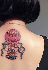 djevojka s kratkom kosom leđa u boji totem uzorak tetovaža
