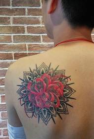 copre una piccula parte Parte di l'altru latu di u tatuu di u tatuu di fiore