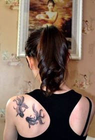 tjejer axel bläck guldfisk tatuering mönster