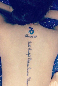 vajza modës tatuazh me shkronja kurrizore me avant-kopsht