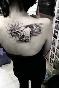 mala ručno izvučena slika lotosove tetovaže leđa