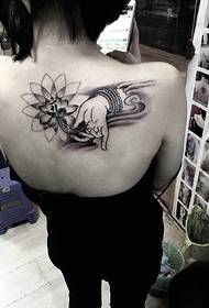 gamay nga kamot nga gilaraw nga litrato sa lotus back tattoo