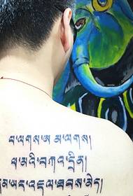 Home tatuat sànscrit a l'esquena masculina completa 93458 - model de tatuatge combinat lotus i calamars vermells