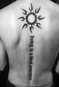 kleine zon en Engelse gecombineerde rugtattoo