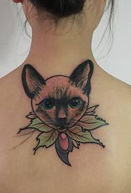 le ragazze appoggiano un modello di tatuaggio di gatto carino dagli occhi grandi