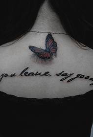 flicka tillbaka fjäril och engelska ordet tatuering