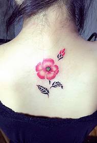 una bellissima immagine di un tatuaggio floreale è molto sexy