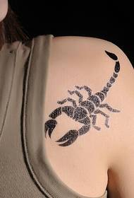 skouder moade skorpioen totem tatoet