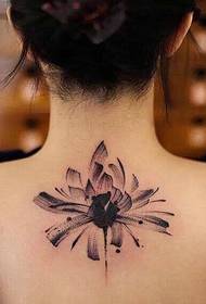 Dea sexy torna bellissimi tatuaggi con fiori d'inchiostro