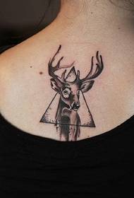 女士后背小鹿头像纹身图片可爱极了