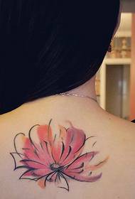 temperamentní krása je v plném květu s květinovým tetováním