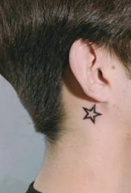 ragazza dietro la linea nera dell'orecchio Semplice tatuaggio a stella a cinque punte