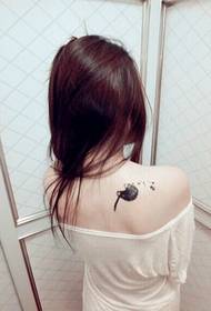 κορίτσι ώμο όμορφο τατουάζ πικραλίδα