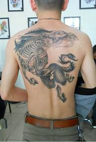 bello spinu dominante dominante tatuaggio di animali unicorno neru è biancu